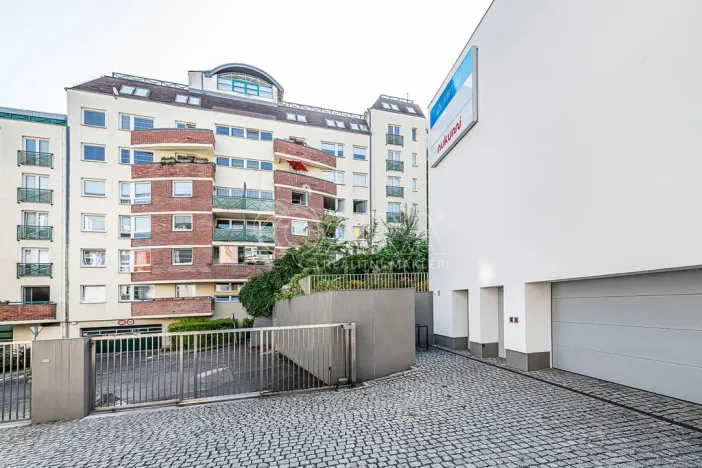 Pronájem obchodního prostoru, Praha - Žižkov, Jeseniova, 240 m2
