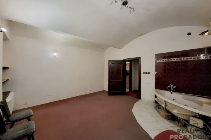 Pronájem obchodního prostoru, Praha, Petřínská, 135 m2