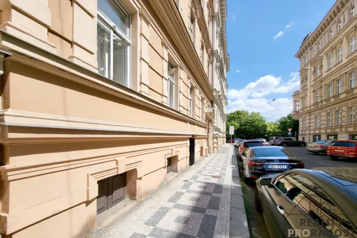 Pronájem obchodního prostoru, Praha, Petřínská, 135 m2