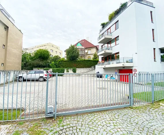 Pronájem garážového stání, Praha - Vršovice, Konopišťská, 18 m2