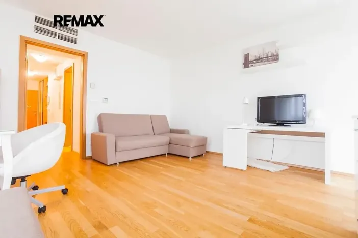 Prodej bytu 1+kk, Praha - Žižkov, Ke kapslovně, 38 m2