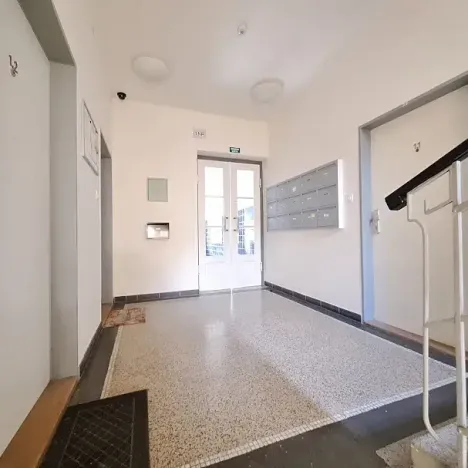Pronájem bytu 1+1, Praha - Smíchov, Podbělohorská, 34 m2