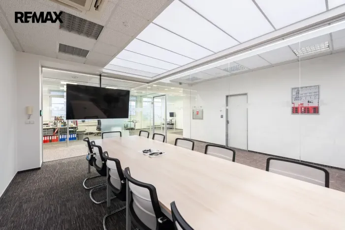 Pronájem kanceláře, Praha - Vysočany, Kolbenova, 2800 m2