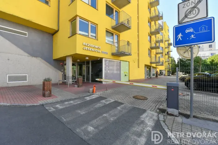 Pronájem bytu 1+kk, Praha - Žižkov, Jeseniova, 48 m2