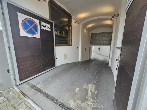 Pronájem garážového stání, Praha - Nusle, Bartoškova, 17 m2