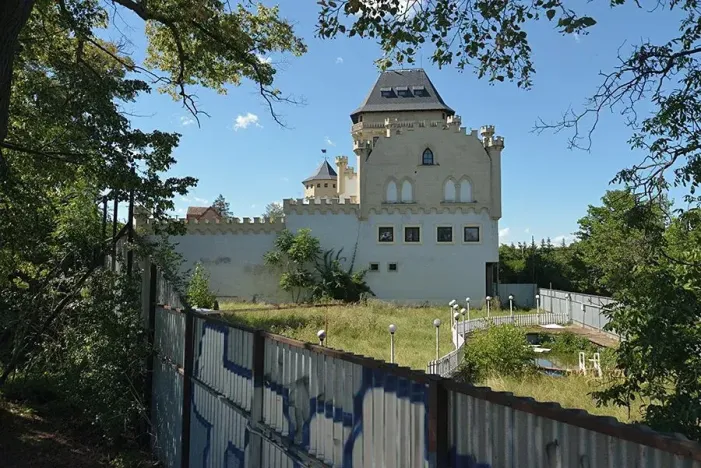 Dražba ubytování, Znojmo, Suchohrdelská, 2500 m2