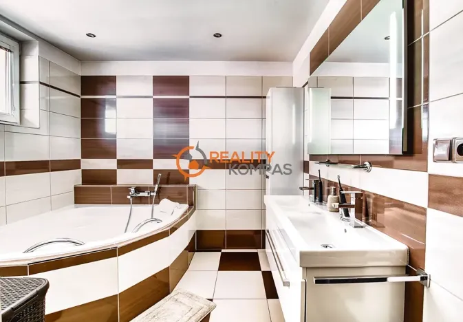 Prodej rodinného domu, Hovorany, 220 m2