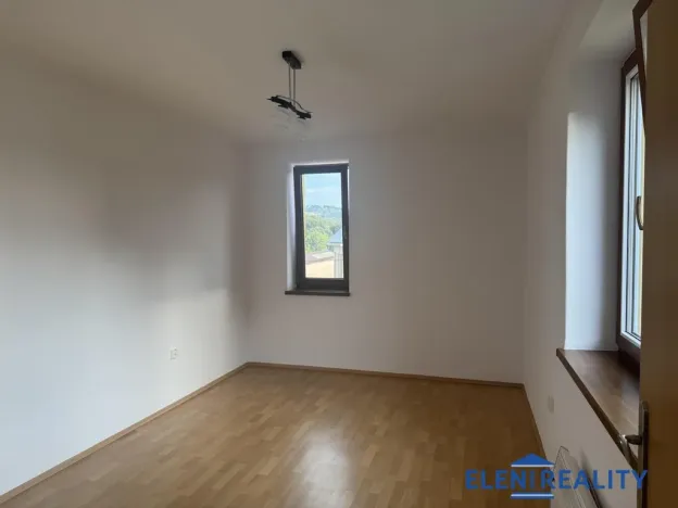 Pronájem bytu 2+kk, Hradec-Nová Ves, 66 m2
