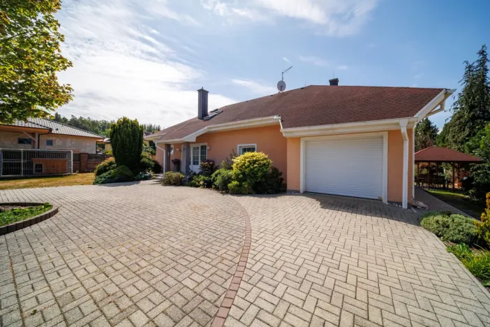 Prodej rodinného domu, Luženičky, 300 m2