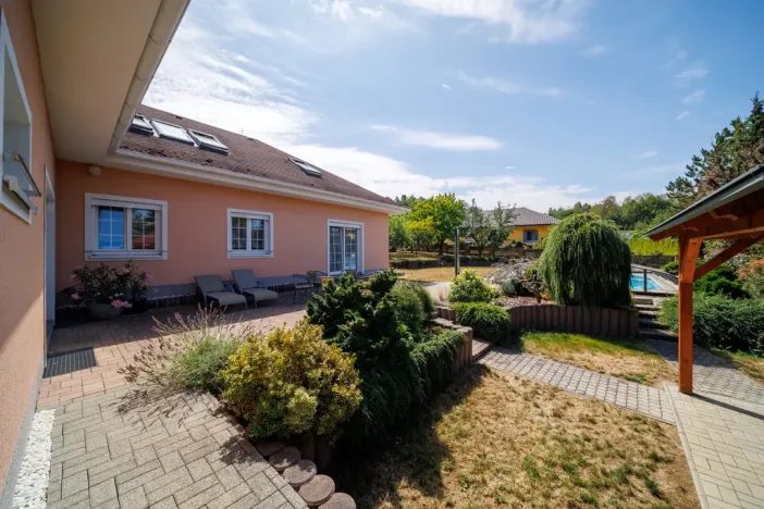 Prodej rodinného domu, Luženičky, 300 m2