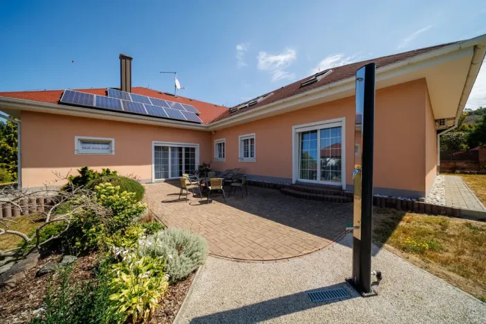 Prodej rodinného domu, Luženičky, 300 m2