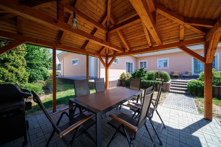 Prodej rodinného domu, Luženičky, 300 m2
