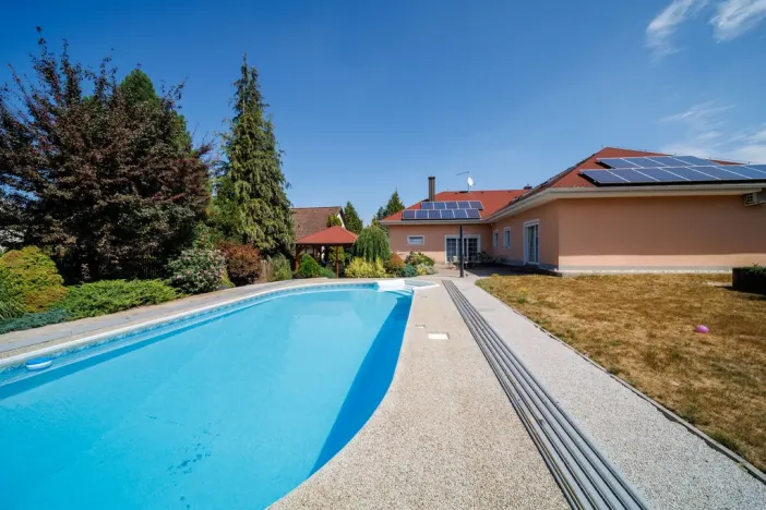 Prodej rodinného domu, Luženičky, 300 m2