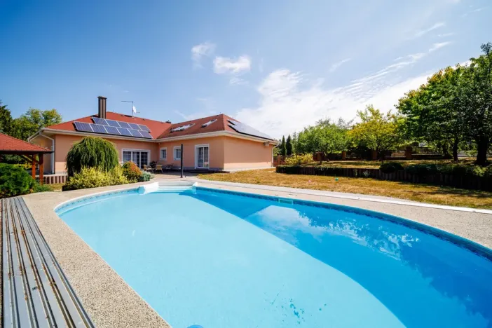 Prodej rodinného domu, Luženičky, 300 m2