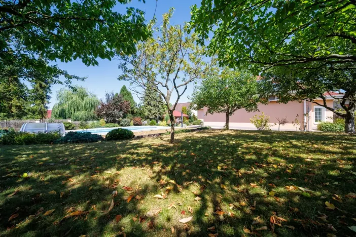 Prodej rodinného domu, Luženičky, 300 m2