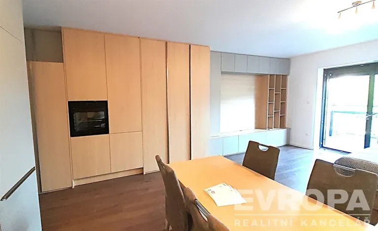 Pronájem atypického bytu, Praha, Spojovací, 49 m2