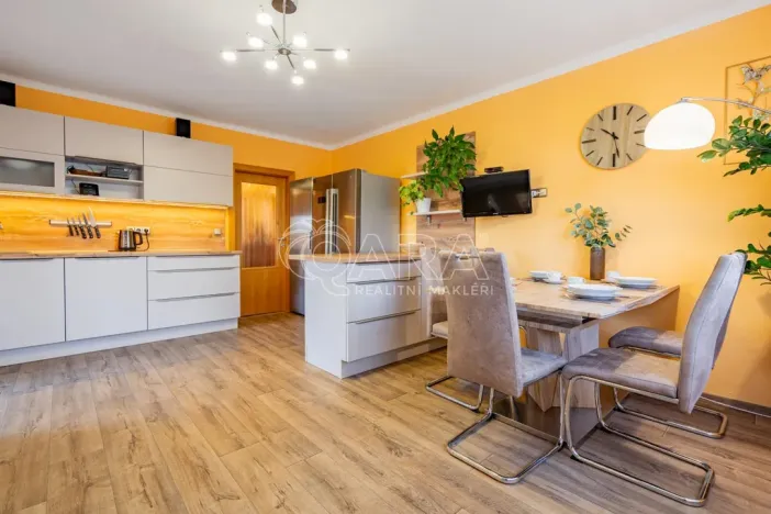 Prodej rodinného domu, Mořina, 320 m2