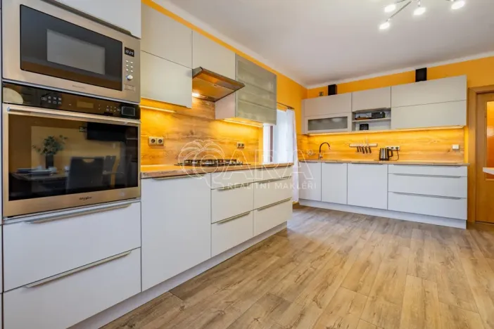 Prodej vícegeneračního domu, Mořina, 320 m2
