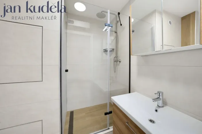 Pronájem bytu 2+kk, Brno, Bzenecká, 39 m2