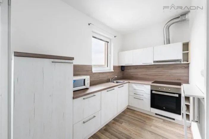 Pronájem bytu 1+kk, Praha - Holešovice, V háji, 31 m2