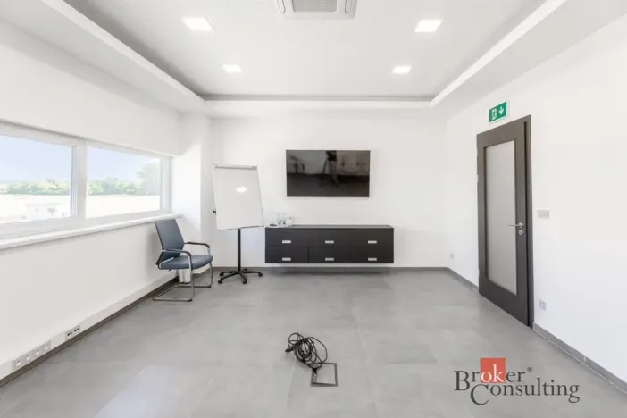 Pronájem výrobních prostor, Uherský Brod, Nivnická, 2850 m2