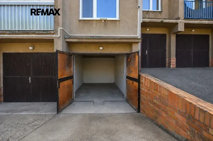 Pronájem garáže, Praha - Hlubočepy, Slivenecká, 14 m2