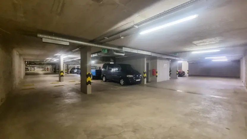 Pronájem garážového stání, Brno, Mojmírovo náměstí, 13 m2