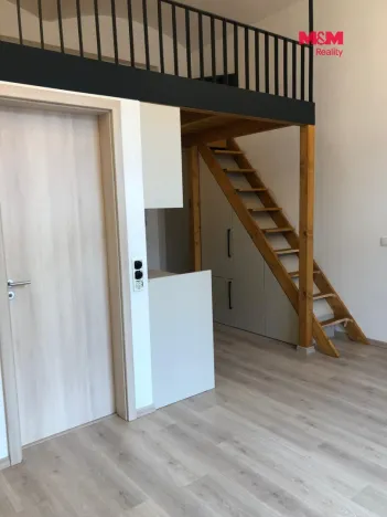 Pronájem atypického bytu, Hradec Králové - Kukleny, Pražská třída, 30 m2
