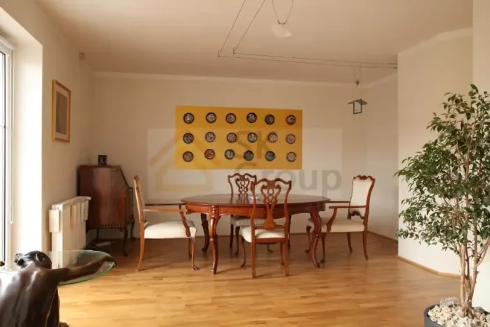 Pronájem atypického bytu, Karlovy Vary, Ondříčkova, 120 m2