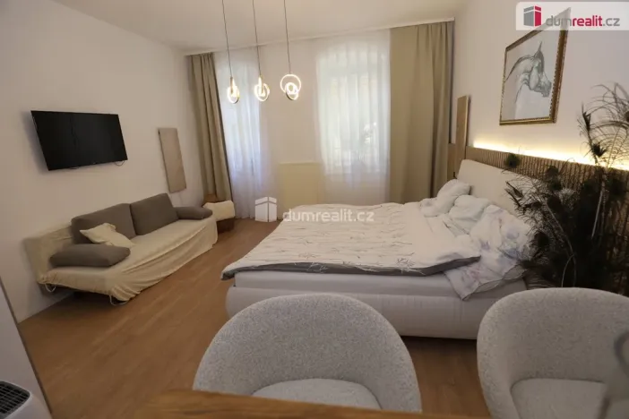 Pronájem bytu 1+1, Karlovy Vary, Kolmá, 35 m2