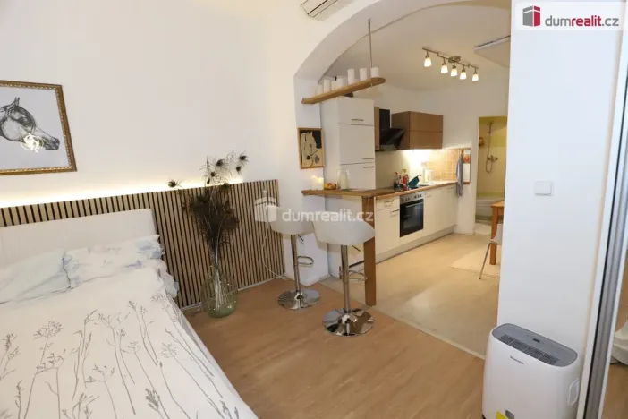 Pronájem bytu 1+1, Karlovy Vary, Kolmá, 35 m2