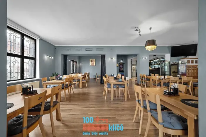 Pronájem restaurace, Praha - Záběhlice, Roztylské náměstí, 335 m2