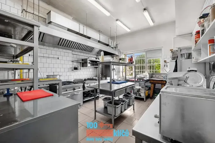 Pronájem restaurace, Praha - Záběhlice, Roztylské náměstí, 335 m2