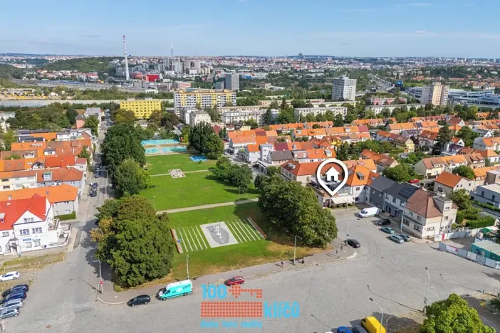 Pronájem restaurace, Praha - Záběhlice, Roztylské náměstí, 335 m2