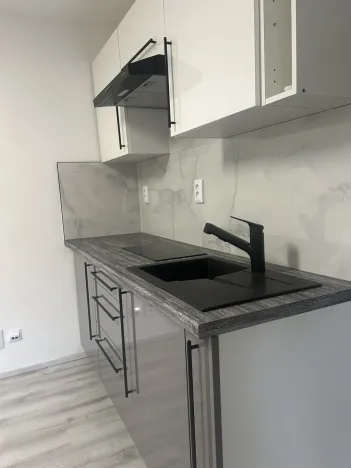 Pronájem bytu 1+kk, Praha - Strašnice, Královická, 32 m2