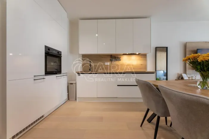 Pronájem bytu 1+kk, Praha - Holešovice, V háji, 44 m2