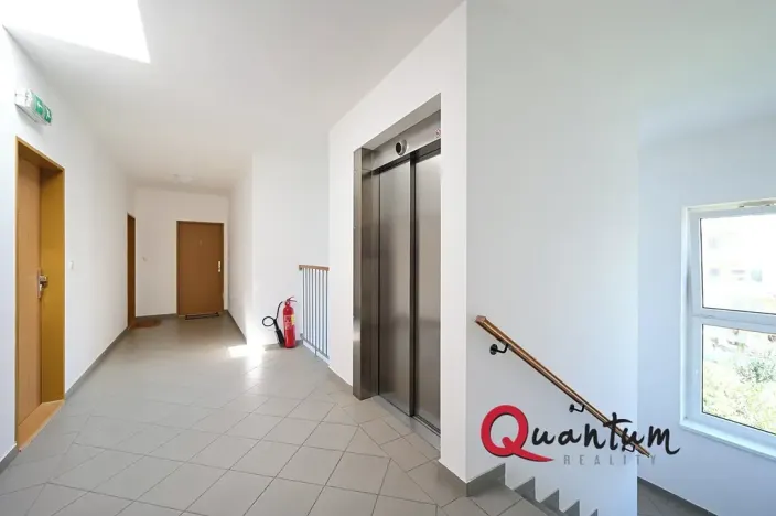 Pronájem bytu 2+kk, Praha - Černý Most, Rudolfa Holeky, 33 m2