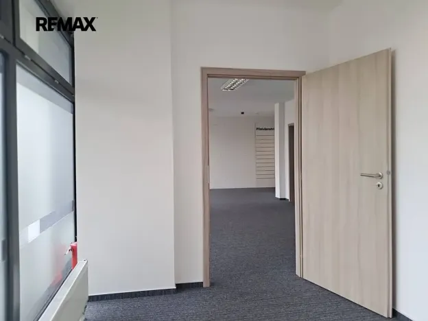 Pronájem obchodního prostoru, Praha - Modřany, Soukalova, 104 m2