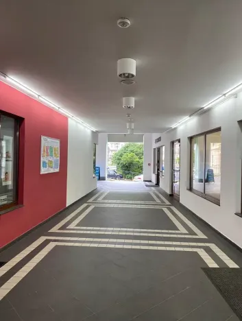Pronájem obchodního prostoru, Karlovy Vary, Divadelní náměstí, 30 m2
