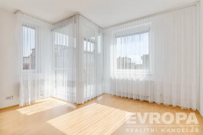 Prodej bytu 2+1, Praha - Újezd, Pastevců, 70 m2