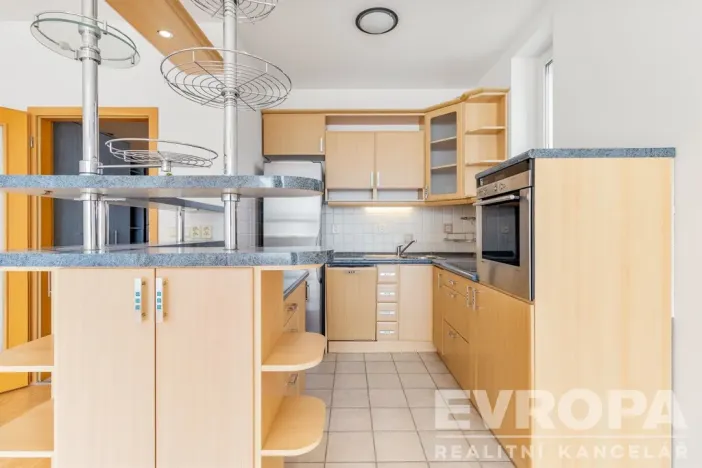 Prodej bytu 2+1, Praha - Újezd, Pastevců, 70 m2