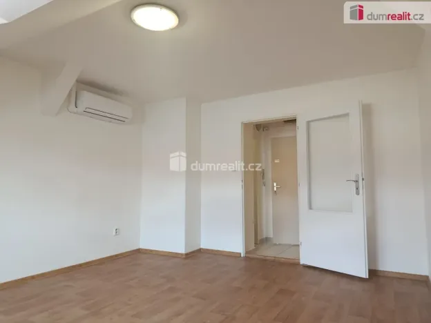Pronájem bytu 1+kk, Praha, Za poštou, 23 m2