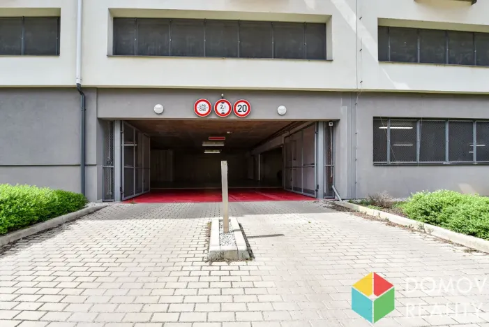Pronájem garážového stání, Beroun, Nepilova, 12 m2