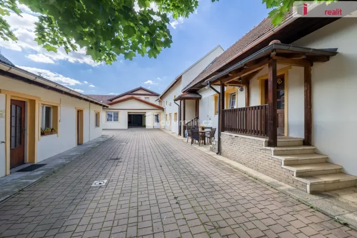 Pronájem výrobních prostor, Doksy, Václ. Plecitého, 4300 m2