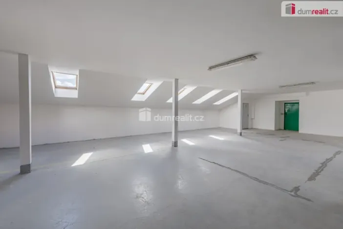 Pronájem výrobních prostor, Doksy, Václ. Plecitého, 4300 m2