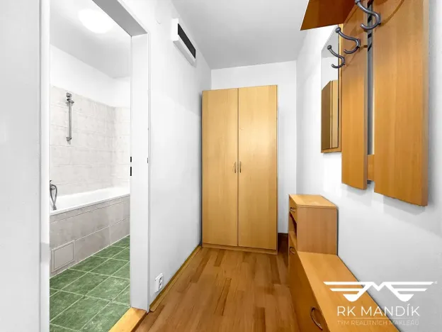 Pronájem bytu 1+kk, Praha - Letňany, Třinecká, 28 m2