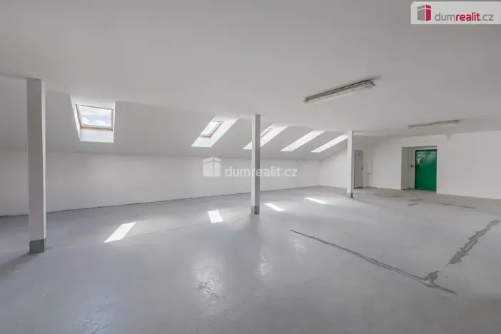 Pronájem výrobních prostor, Doksy, Václ. Plecitého, 4300 m2