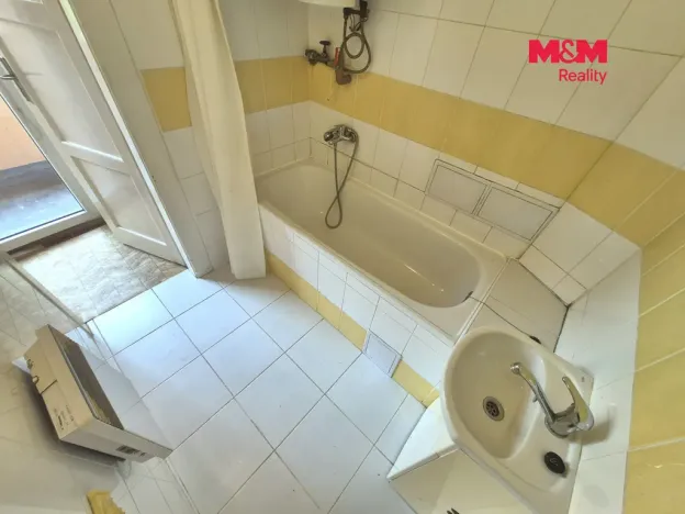 Pronájem bytu 1+kk, Praha - Holešovice, Stupkova, 31 m2