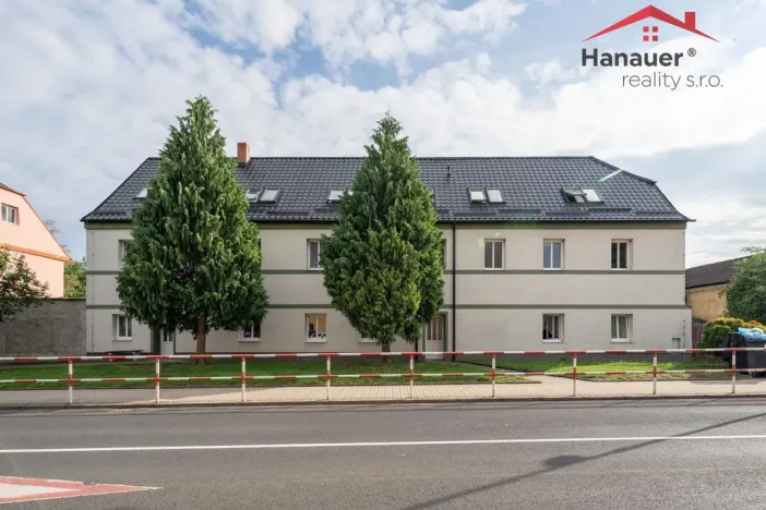 Prodej komerční nemovitosti, Hostomice, Školní náměstí, 487 m2