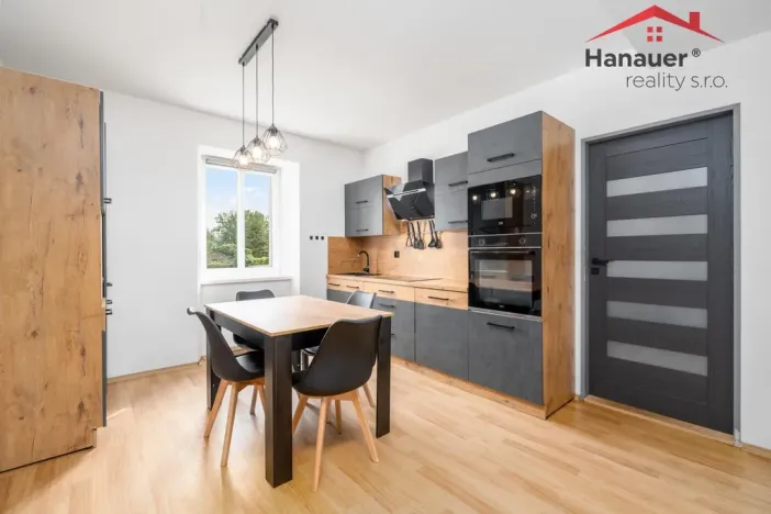 Prodej komerční nemovitosti, Hostomice, Školní náměstí, 487 m2